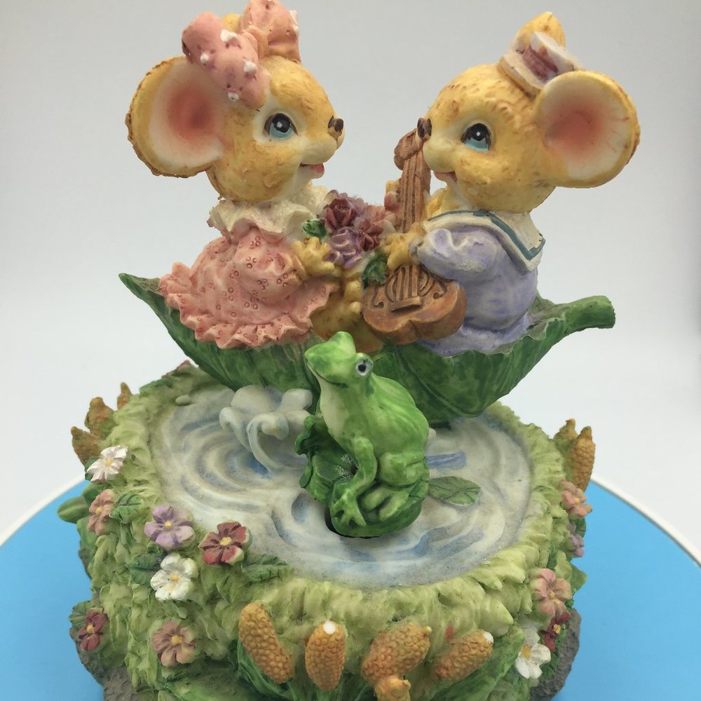 Music box- plays Love Story- produces by Glama